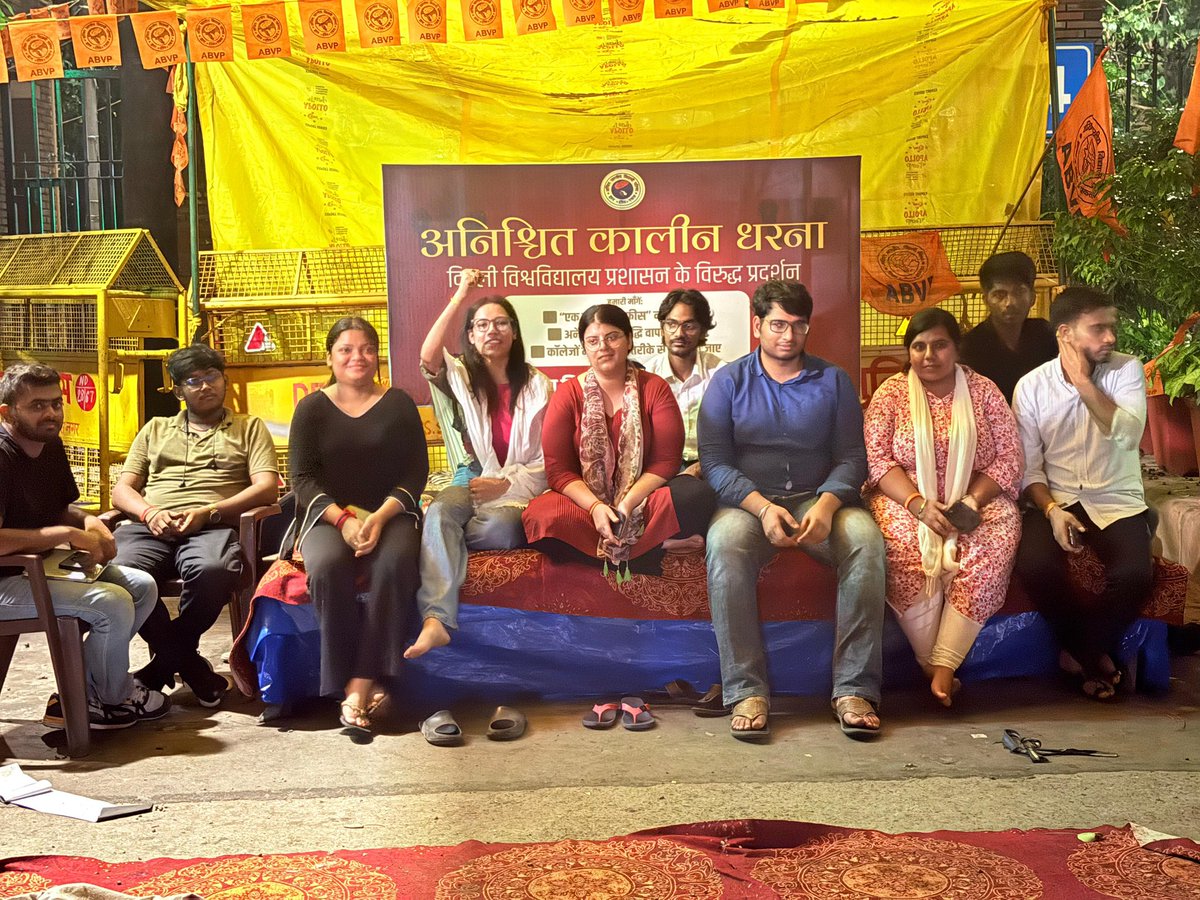 deepika_jhaa's tweet photo. रात लंबी है, भीष्म गर्मी हैं, पर दिलों में आग है। ये संगर्ष सिर्फ़ हमारे लिए नहीं, आने वाले विद्यार्थियों के लिए है। हम संगर्ष के साथी हैं – अंधेरों से रोशनी बनाने वाले, थकान में भी हौसला जगाने वाले। जब तक हक़ नहीं मिलता, ये जागती रातें हमारी पहचान रहेंगी।🙏 https://t.co/0dVMBpQtp4