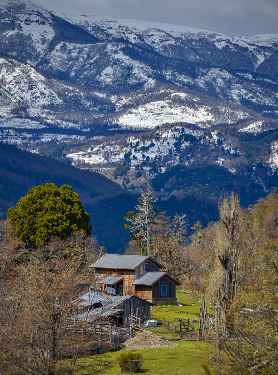 soymariche's tweet photo. Se esperan nevadas para el finde y mientras tanto se paisajea. Rincones de #SanMartinDeLosAndes que entre cerros, coihues y ñires se prepara para lucirse. #diegoconstantini chapeau! #BuenViernes twitter....Patagonia neuquina con chocolate caliente ☕🧤😉❄🩵 https://t.co/yzCIBwzLSi
