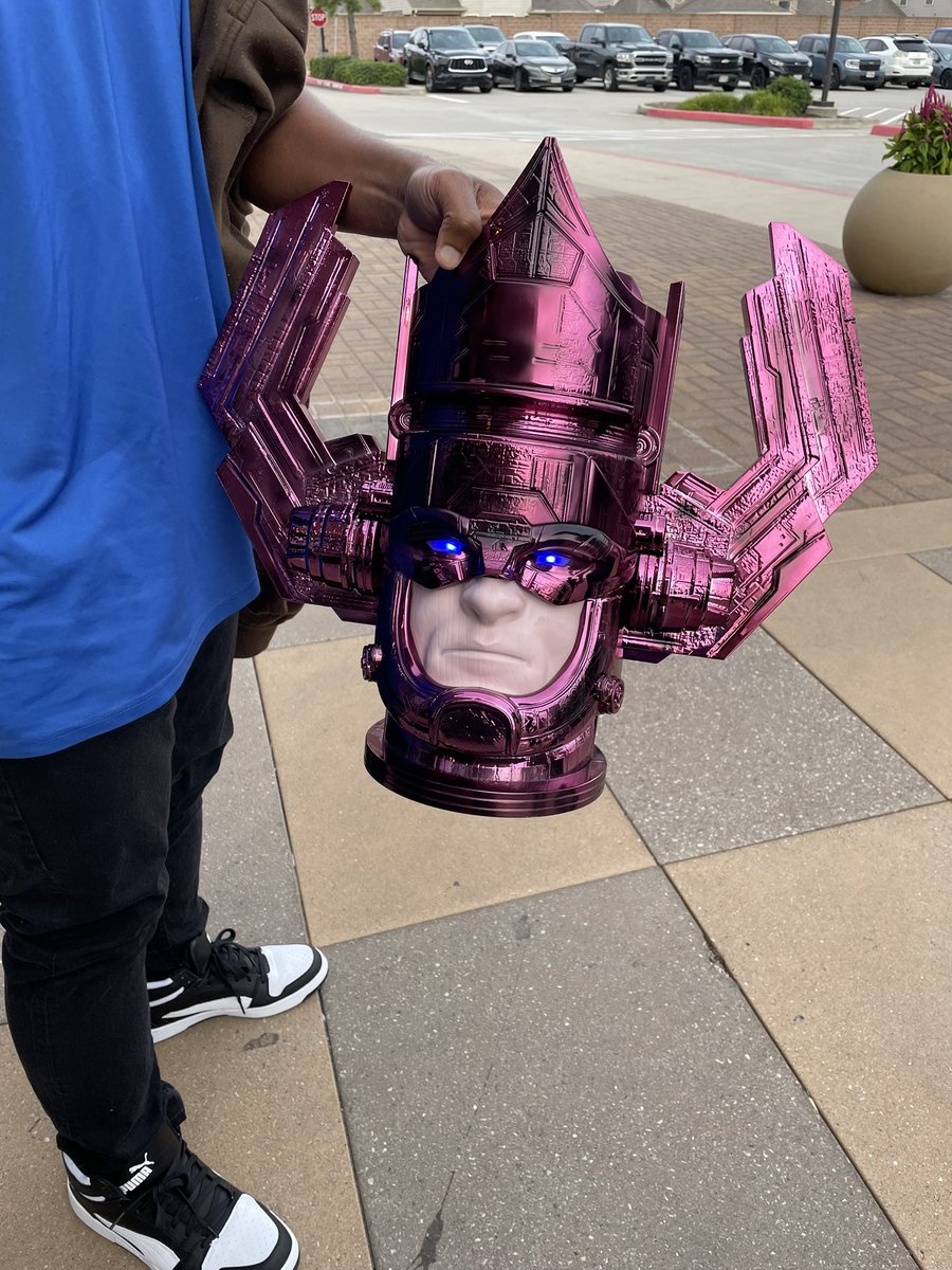 DangleMeme's tweet image. The guy next to me at the movie theater bought the limited edition Galactus popcorn bucket! I asked him if I could take a pic of it (THE EYES LIGHT UP AND EVERYTHING)
My uncle wanted to buy one right after the movie and it was sold out in 3 hrs ;~;
They only had 12 of them..π