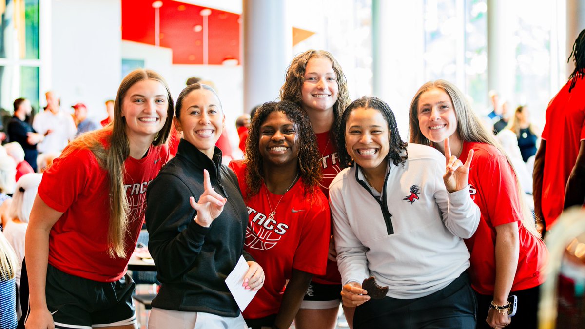 FairfieldStags's tweet image. Thank you to over 200 of our @FairfieldMBB and @StagsWBball season ticket holders for joining us in the Diffley at @MahoneyArena for our annual summer BBQ!
🤘🏀