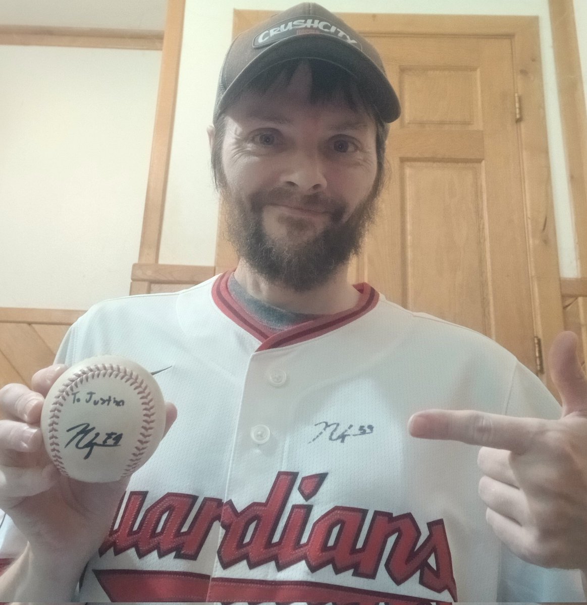 WiStrmChaser's tweet image. Nice surprise at immunotherapy today 馃槍 as a fellow cancer warrior, I'm a huge Nic Enright fan and his journey is so inspiring 馃挭 Congrats on everything! Thanks so much to my cancer nurses, @CleGuardians and @Enright_15 for the signed ball and jersey 馃槍馃ス