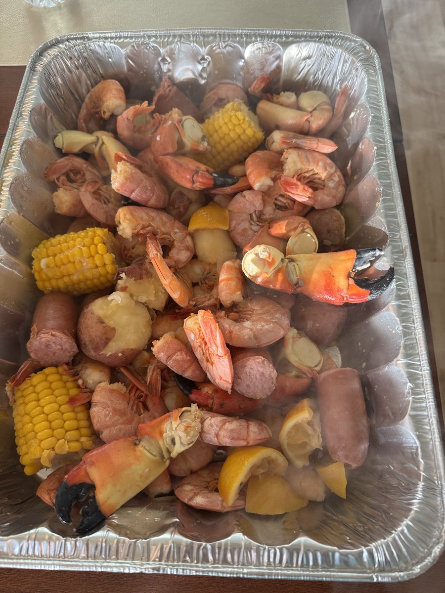 Florida vacation is ok when Joe Patti has Seafood. Just boiled up a batch 🦀🦐