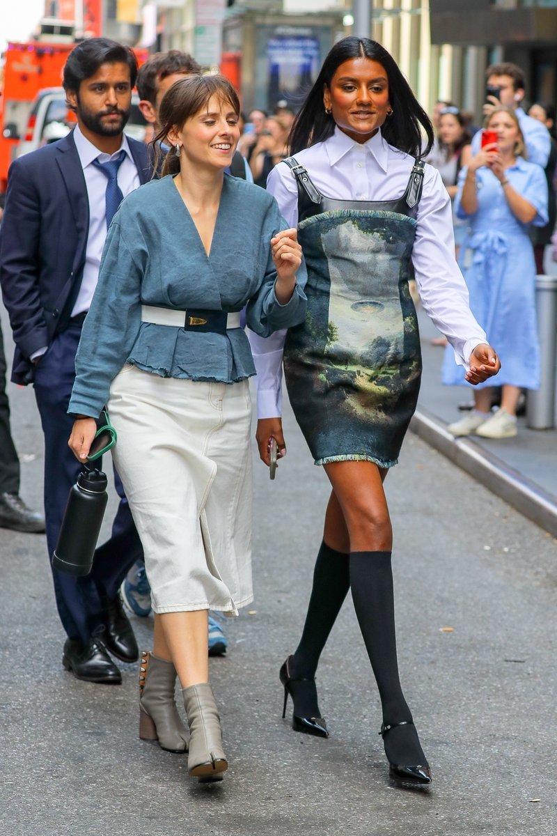 simoneanetwork's tweet image. 📸 | Simone Ashley and Pauline Chalamet leaving the set of The Devil Wears Prada 2 on July 24, 2025 in New York City, NY
