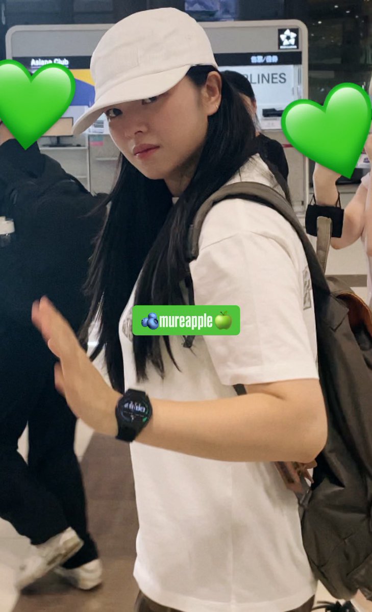mureapple's tweet image. 250725 Twice airport departure ✈️
I was shaking when Jeongyeon took my letter 🥹💚 I missed her so much , it’s been such a while !! She took it right away and omg I was so happy 🥹
+ her look was crazy today 💚
#TWICE #JEONGYEON #트와이스 #정연