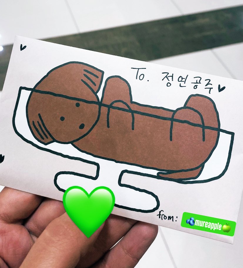 mureapple's tweet image. 250725 Twice airport departure ✈️
I was shaking when Jeongyeon took my letter 🥹💚 I missed her so much , it’s been such a while !! She took it right away and omg I was so happy 🥹
+ her look was crazy today 💚
#TWICE #JEONGYEON #트와이스 #정연