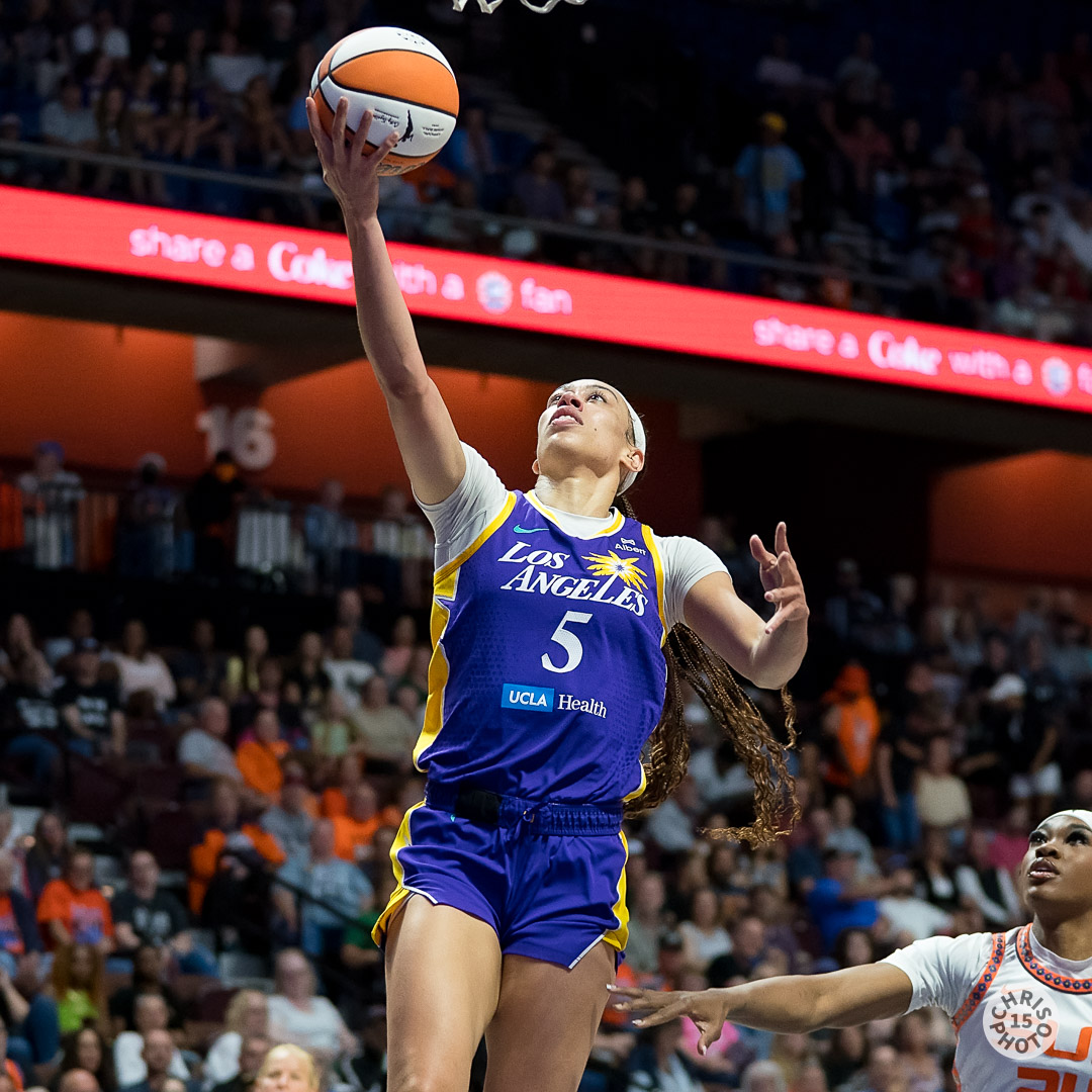 chrisphoto15's tweet image. At the half, the @LASparks lead the @ConnecticutSun 45-44. Close game! Tune in for the second half.