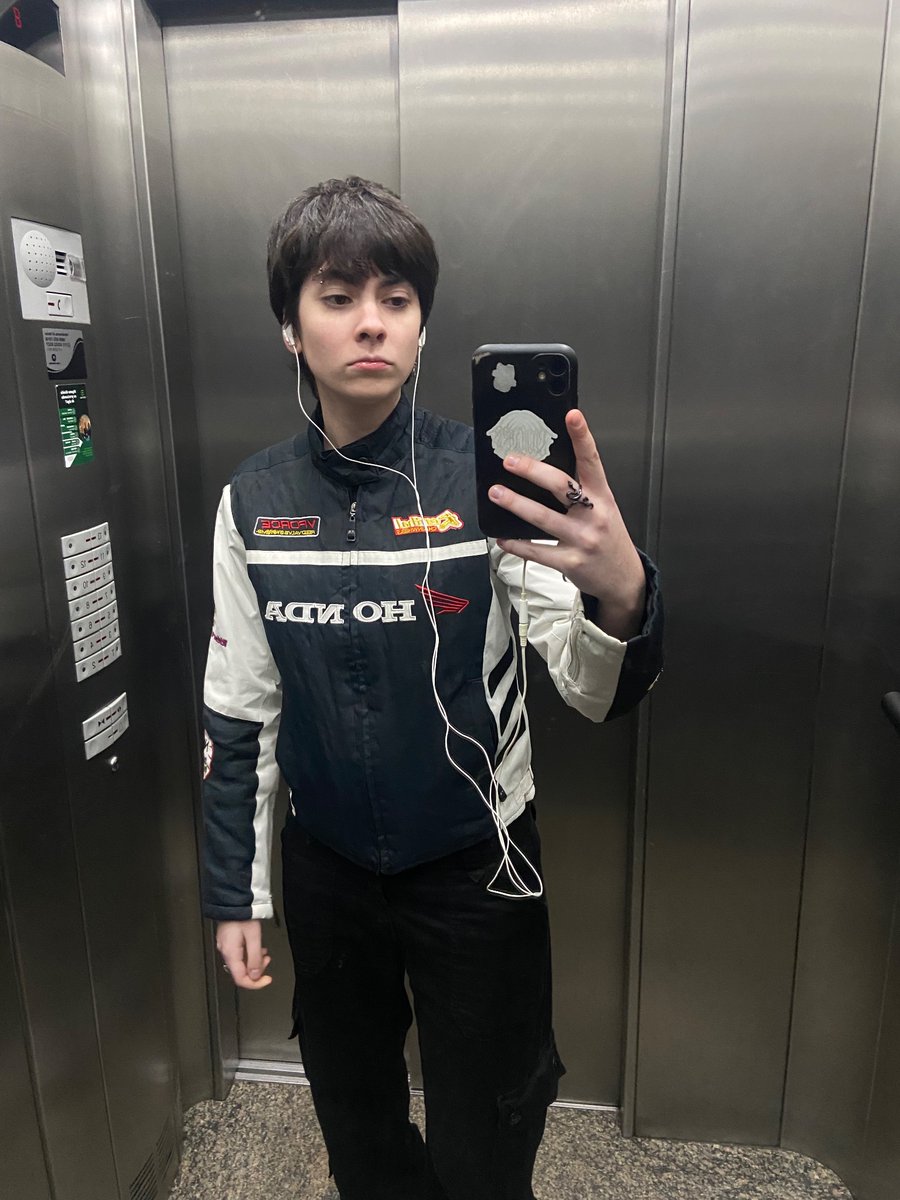elfpercy's tweet image. às vezes eu penso que não tenho nenhum objetivo de vida ai eu lembro q é servir muito nos fits