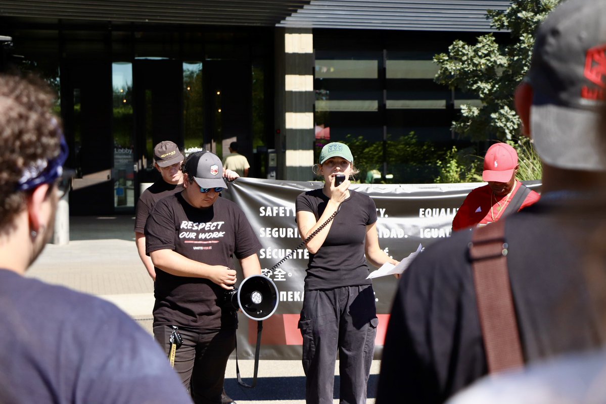 MLKLabor's tweet image. Cafeteria workers who serve Meta employees on the Eastside announced that they are organizing a union!
This afternoon they rallied outside the Meta Bellevue office to send a message to management that they demand a fair process.
@UniteHereLocal8