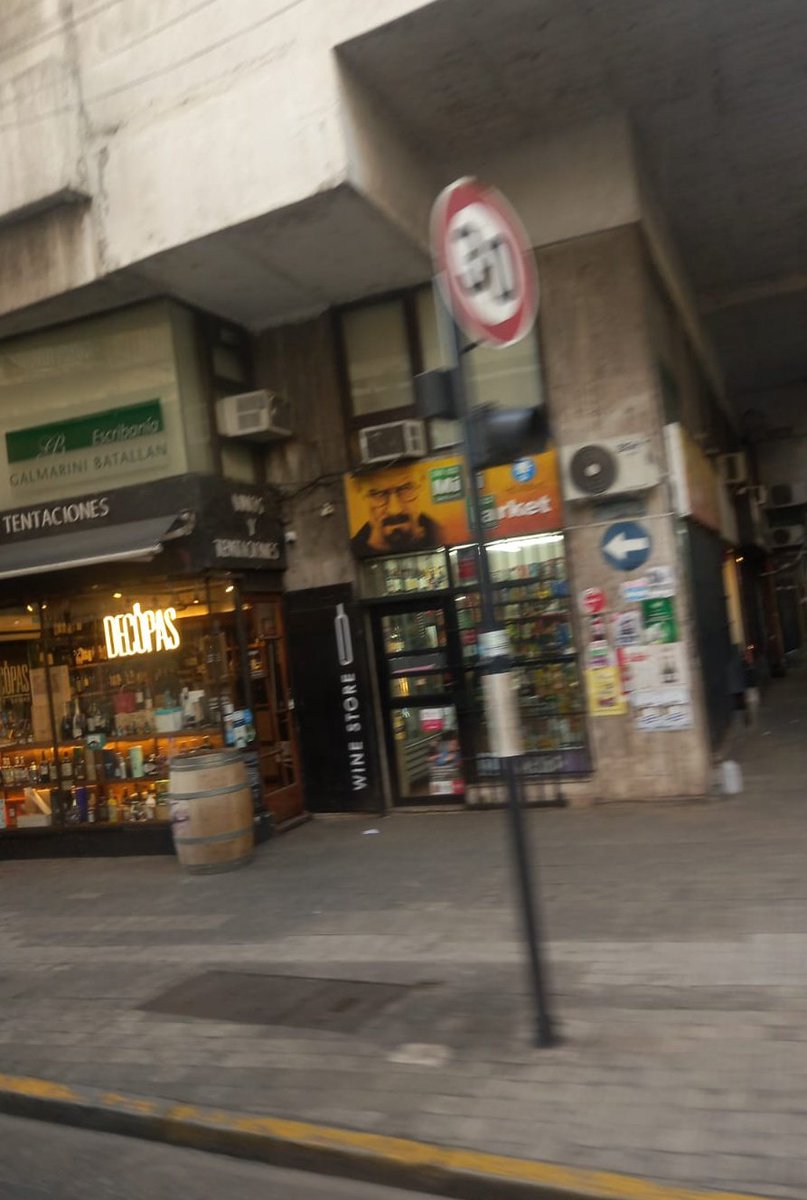 craspyyyy's tweet image. cuando entran a robar aca: 

LA PLATA SKYLER!! DONDE ESTA LA PLATA?!!