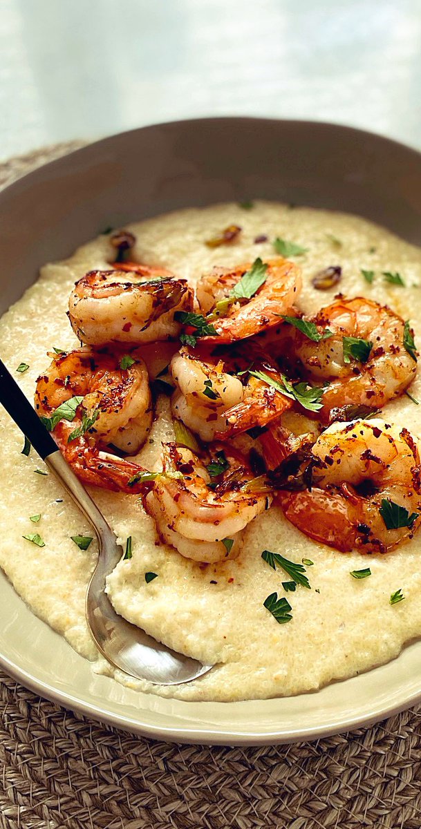 gsdreams's tweet image. Thursday night special in the house… Big Shrimp and Creamy Gruyere Cheese Grits 🤤🤤🤤 Alabama style 😉