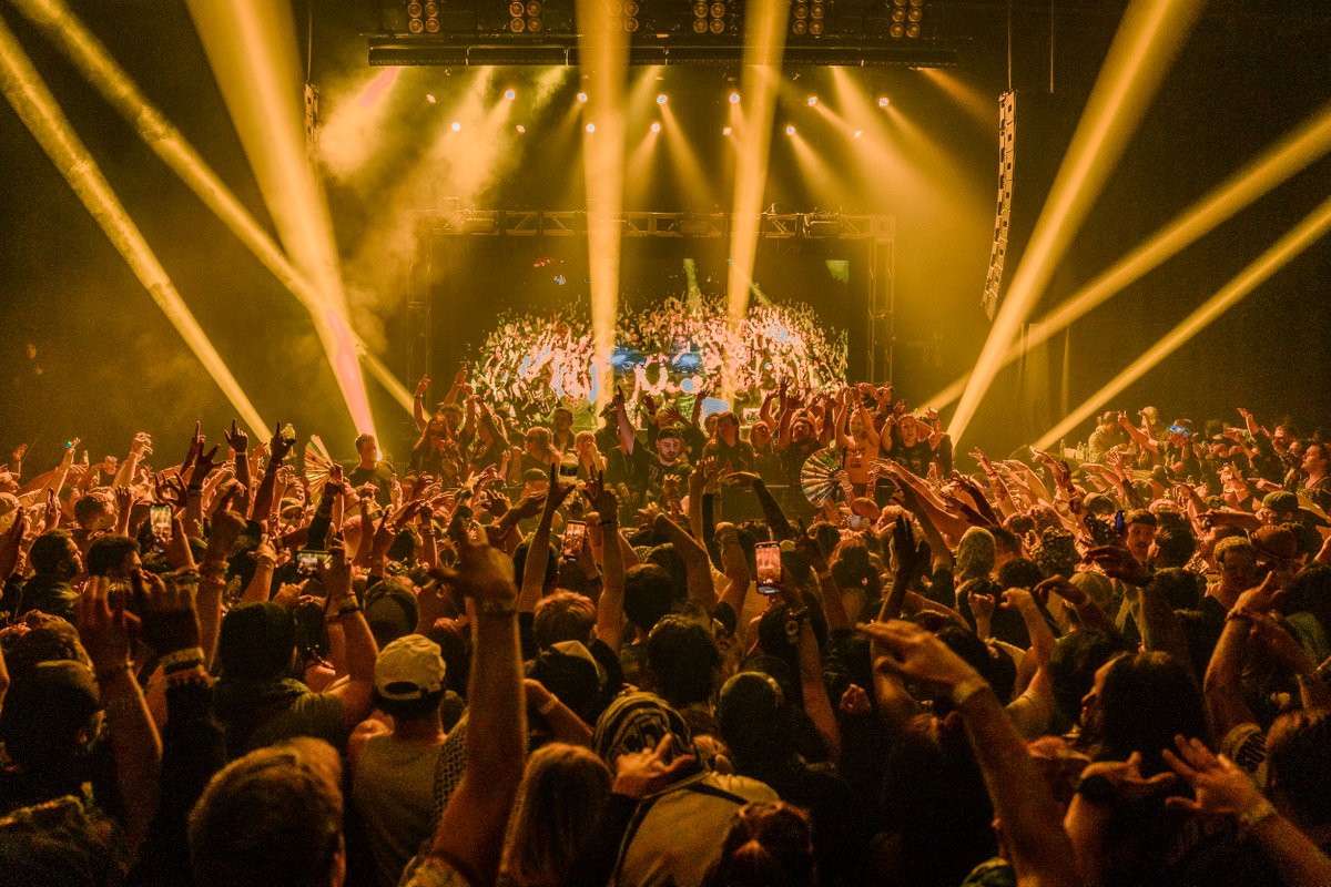 therave's tweet image. ICYMI: @crankdat will host The Eagles Ballroom's FIRST "In-The-Round" experience on Friday, October 10th with heavy hitters @levelupdub and @vampaofficial! π€―π₯
VIP Viewing Deck and GA Floor tickets go on sale this Friday at 10AM Β» therave.com/crankdat