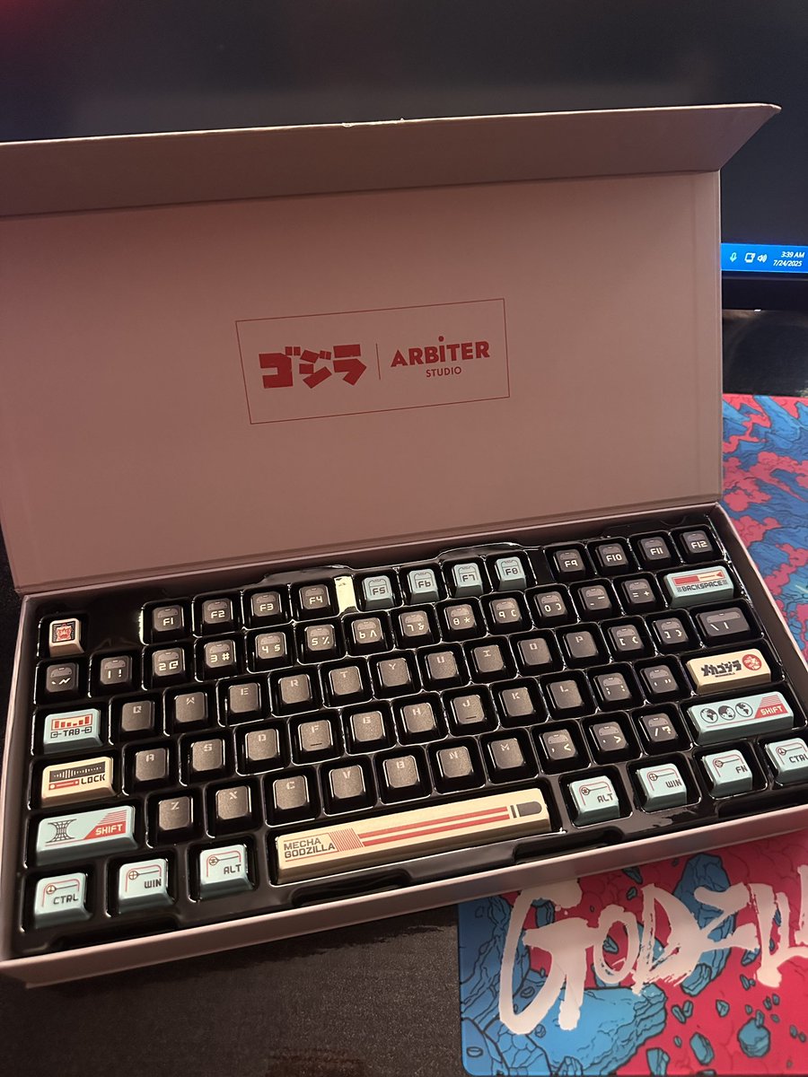 alore404's tweet image. thank you to @arbiterstudio for the dope keycaps! can’t wait to get back and use them 🦕