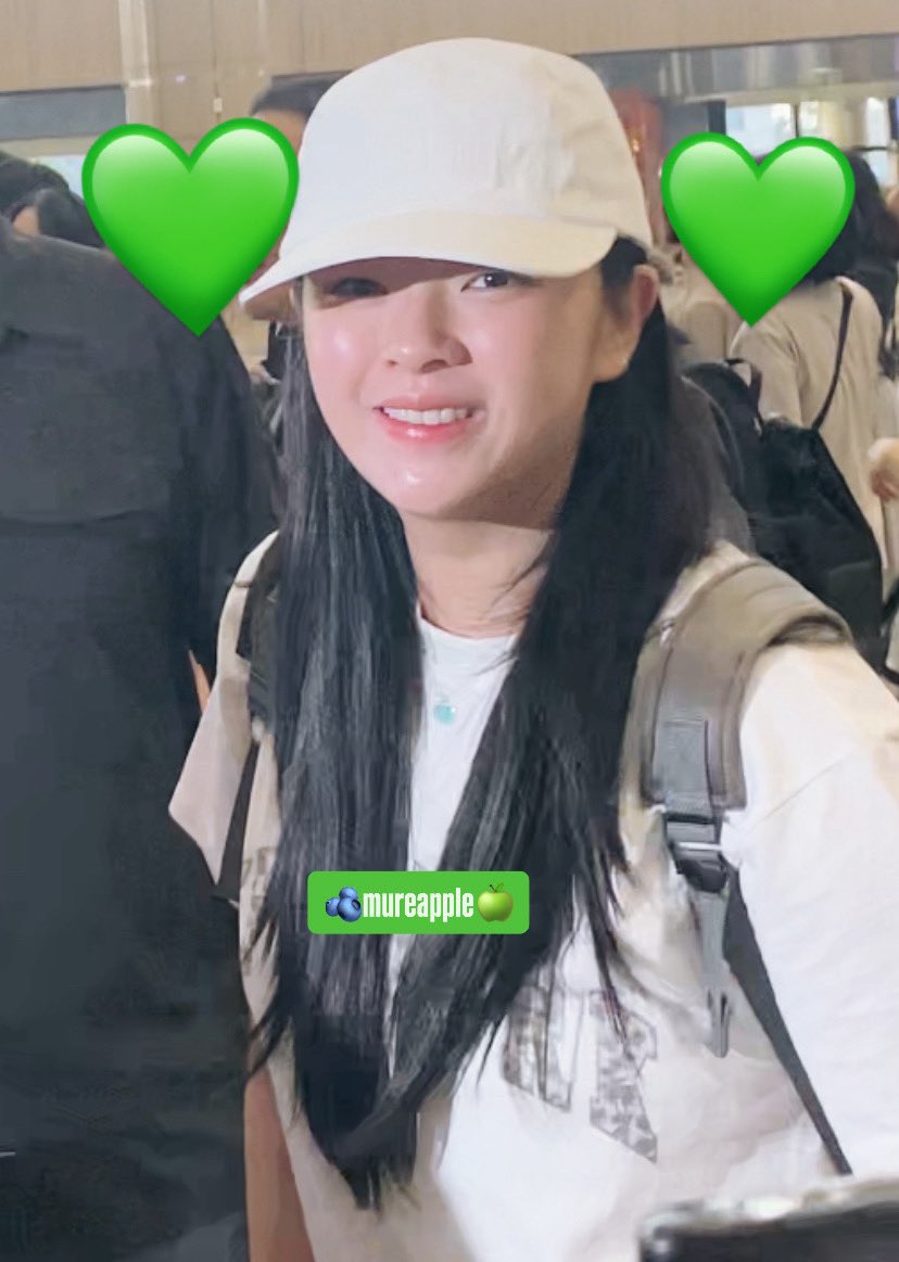 mureapple's tweet image. 250725 Twice airport ✈️
Whenever I talk to Jeongyeon I feel so stressed and I’m losing my words lol
Seeing her hair like this gagged me omgg
She was so pretty for reallll 😭💚
I love when she smiles at me , she looks like an angel for real!!
#TWICE #JEONGYEON #트와이스 #정연