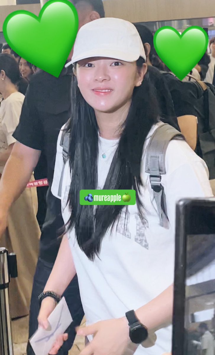 mureapple's tweet image. 250725 Twice airport ✈️
Whenever I talk to Jeongyeon I feel so stressed and I’m losing my words lol
Seeing her hair like this gagged me omgg
She was so pretty for reallll 😭💚
I love when she smiles at me , she looks like an angel for real!!
#TWICE #JEONGYEON #트와이스 #정연