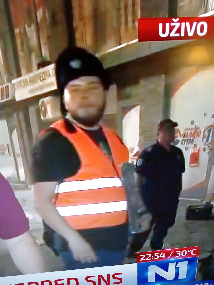 ZPeratovic's tweet image. Je li poverenik za manastir Hilandar Miloš Stojković zabranio monasima sa Svete Gore da daju blagoslov četničkom studentu Marjanu Brkoviću iz Kraljeva? Stojković je u Požegi ljubio ruku predsedniku Vučiću kao Srbin kaže, a ne kao poverenik za Hilandar. Predsjednik najstarije…