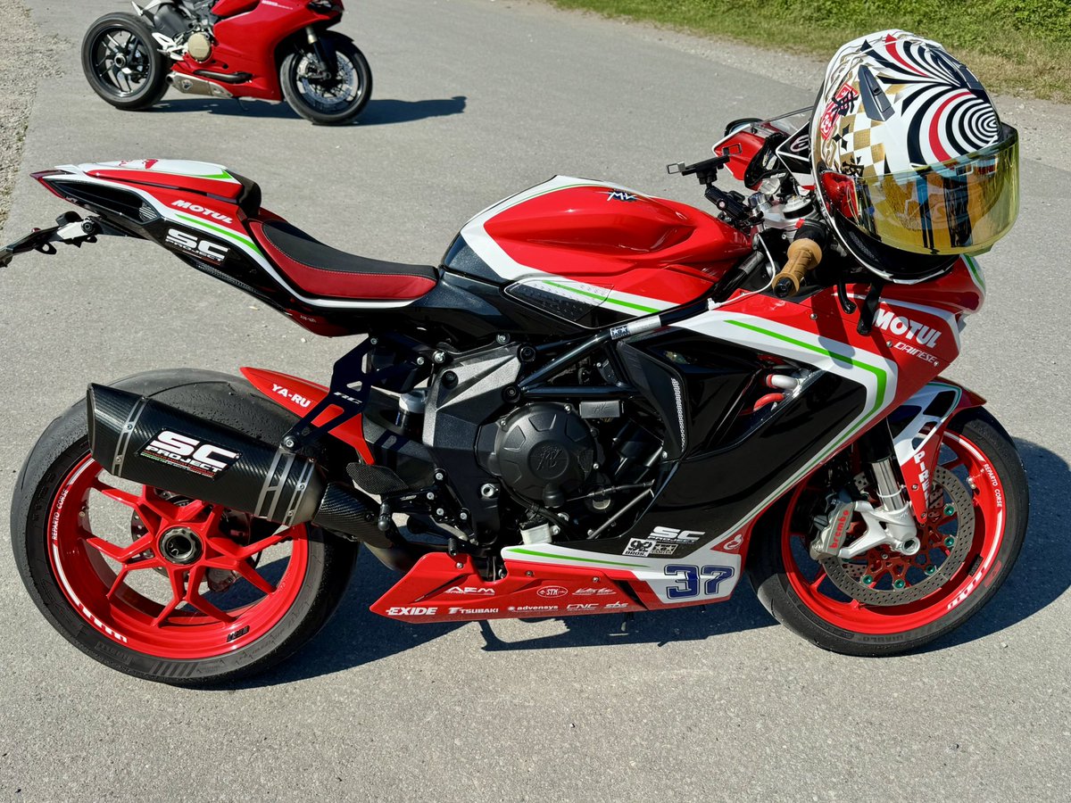dadsweb67's tweet image. Hi @MICHAEL38324008 I think I found someone riding the MV Augusta you like! Very pretty bike