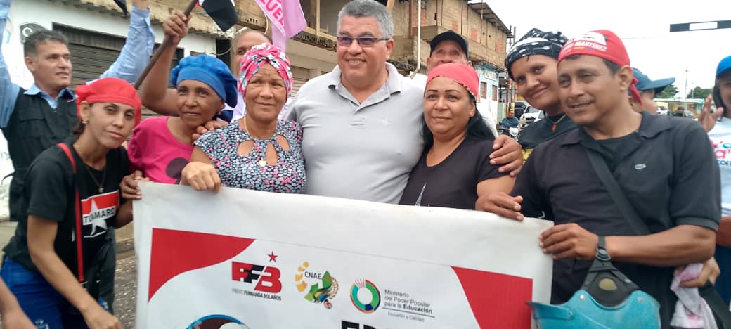 📌 Militancia TUPAMARO desde el municipio Guanipa con alegría dijo presente en el gran cierre de campaña junto a nuestro camarada Pedro Martinez candidato a la alcaldía. Vamos todos juntos rumbo a la victoria popular de este próximo 27 de Julio. 

ＶＯＴＡ ＴＵＰＡＭＡＲＯ 🔴 ⚫