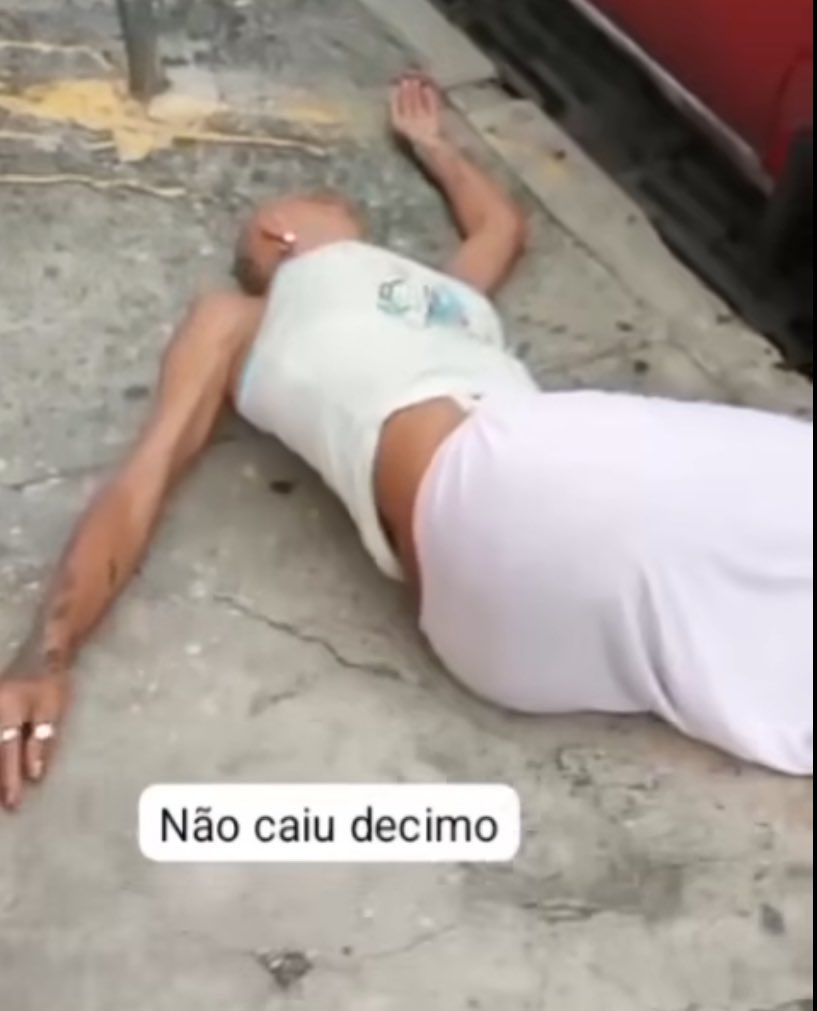 viniwho's tweet image. sou a pessoa mais cansada do mundo hj a qualquer momento vou desmaiar de sono