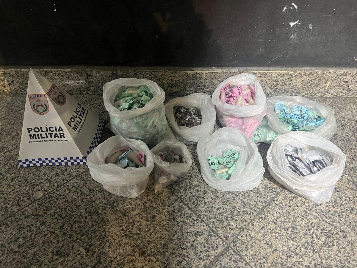 NotciasRio1's tweet image. Policiais da #UPPManguinhos, durante patrulhamento pela comunidade, detiveram um suspeito com 330 pedras de crack, 110 unidades de maconha e 279 papelotes de cocaína. A ocorrência foi encaminhada à 21ª DP.