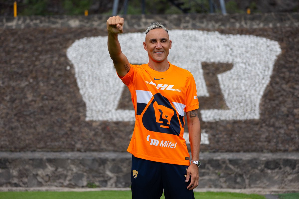 PumasMX's tweet photo. ✍️ Keylor Navas plasmó su firma en las instalaciones de la Cantera para ser desde este momento portero de Pumas. Junto al presidente del Club Universidad Nacional, Luis Raúl González y el vicepresidente deportivo, Miguel Mejía Barón, se mostró emocionado e ilusionado por comenzar esta nueva etapa. 🐾👊🔥

#UnidosPorLaHistoria