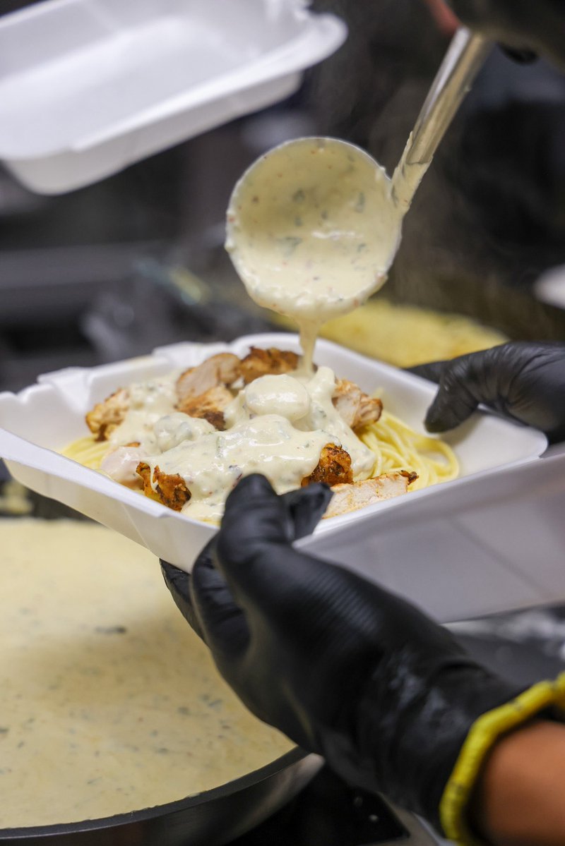 GovsMBB's tweet image. 𝗖𝗼𝗼𝗸𝗶𝗻𝗴 𝗪𝗶𝘁𝗵 𝗧𝗵𝗲 𝗚𝗼𝘃𝘀!🎩🏀
Thank you to Executive Chef Anthony Carter and his staff for teaching our guys how to make a quick and nutritious chicken alfredo this afternoon!
#BleedRed | #LetsGoPeay