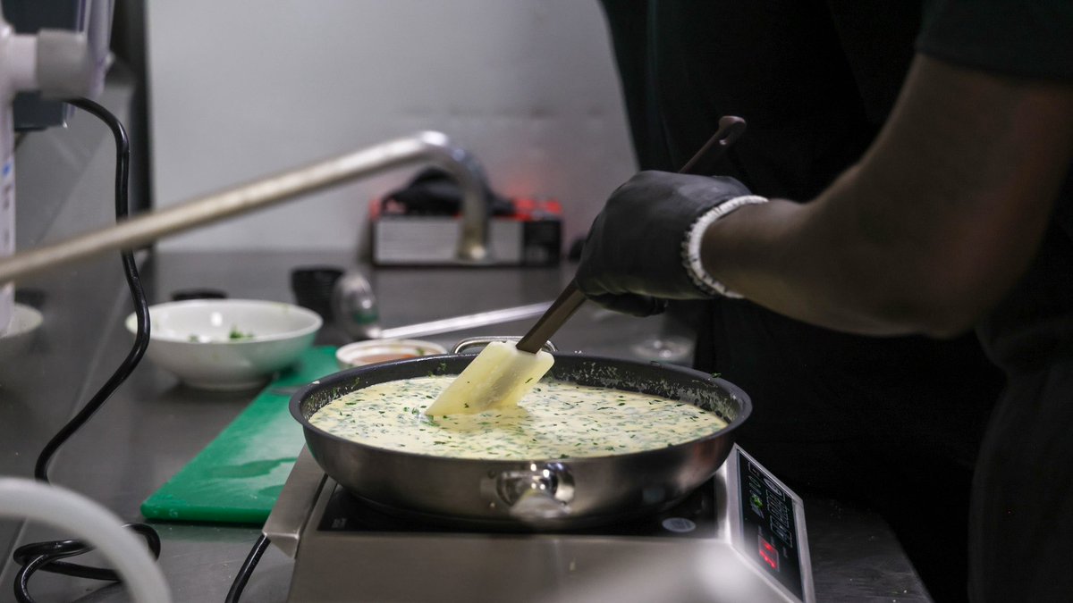 GovsMBB's tweet image. 𝗖𝗼𝗼𝗸𝗶𝗻𝗴 𝗪𝗶𝘁𝗵 𝗧𝗵𝗲 𝗚𝗼𝘃𝘀!🎩🏀
Thank you to Executive Chef Anthony Carter and his staff for teaching our guys how to make a quick and nutritious chicken alfredo this afternoon!
#BleedRed | #LetsGoPeay