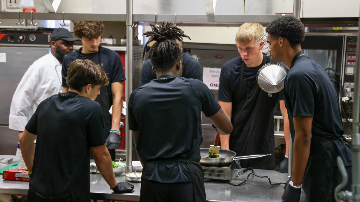 GovsMBB's tweet image. 𝗖𝗼𝗼𝗸𝗶𝗻𝗴 𝗪𝗶𝘁𝗵 𝗧𝗵𝗲 𝗚𝗼𝘃𝘀!🎩🏀
Thank you to Executive Chef Anthony Carter and his staff for teaching our guys how to make a quick and nutritious chicken alfredo this afternoon!
#BleedRed | #LetsGoPeay