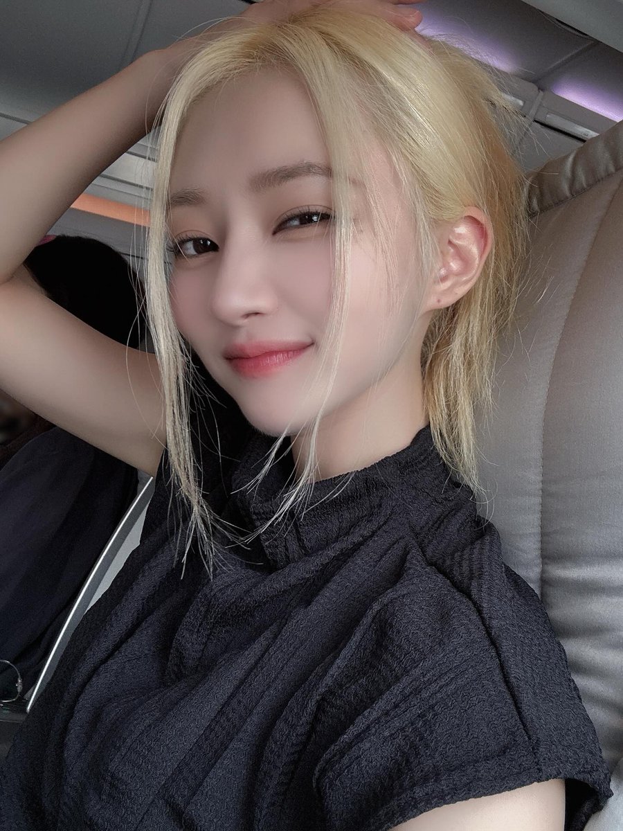 memory113gb's tweet photo. 옆에 kmj 같거들랑요 https://t.co/oWtOci3ms8