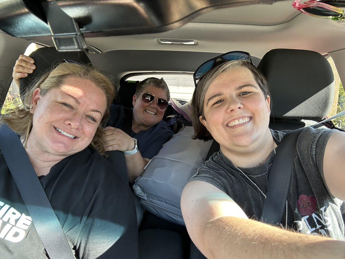 WynaughtP's tweet image. Leg 3 of the amazing race to SDCC  @KCMOORE18 @hwngrrl