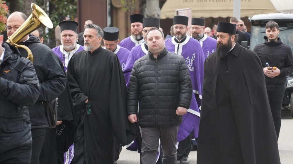 ZPeratovic's tweet image. Je li poverenik za manastir Hilandar Miloš Stojković zabranio monasima sa Svete Gore da daju blagoslov četničkom studentu Marjanu Brkoviću iz Kraljeva? Stojković je u Požegi ljubio ruku predsedniku Vučiću kao Srbin kaže, a ne kao poverenik za Hilandar. Predsjednik najstarije…