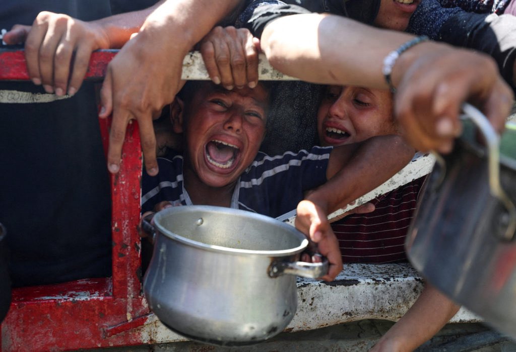 oroogle's tweet image. Und weil der Mensch ein Mensch ist,
drum braucht er was zum Essen, bitte sehr!
Es macht ihn ein Geschwätz nicht satt,
das schafft kein Essen her. #GazaStarving
