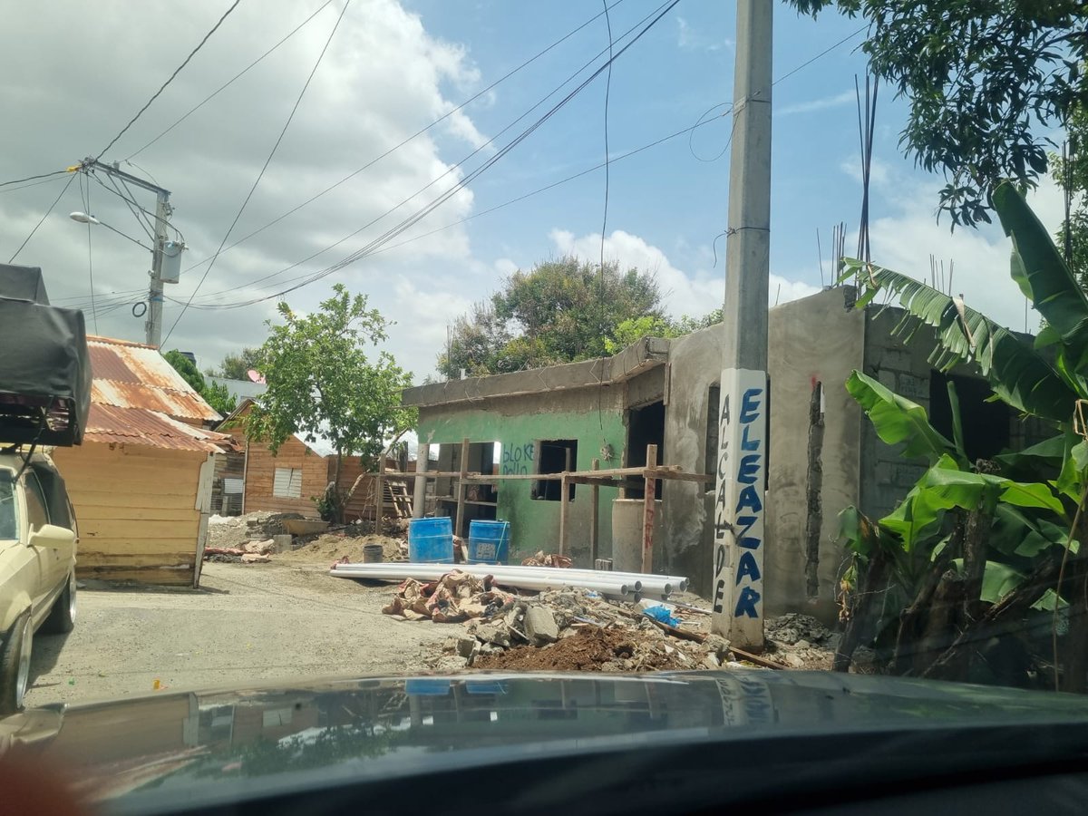 hgomez27's tweet photo. Noble gesto de Vladimir Guerrero Jr. con sus mejores amigos, a quienes les está construyendo casas en su natal pueblo de Don Gregorio.

Que Dios lo bendiga cada día más con mucha salud y bendiciones para que pueda seguir haciendo obras de esta naturaleza en favor de los demás. https://t.co/lRrzIC1YMj