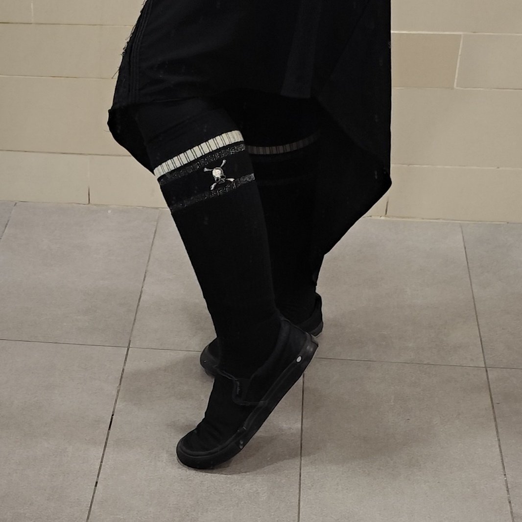 Zentlyo1's tweet image. Under my jubah (cloak) and I&apos;m like hell yea Noctis&apos; socks