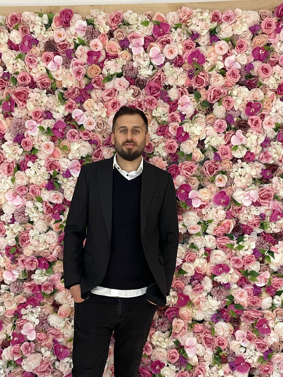 Bizim sevdamız ezelden yazıldı…
Dağların sesleri artık şehirlerin kalbinde yankılanıyor.
Türk’üyle, Kürt’üyle biz kardeşiz;
Yok etmek değil, birlikte yaşatmak için varız.
Bu yüzden, tarihin en çok kan ağlayan topraklarına
Zeytin ağaçları dikelim…
Ki barış, Allah’ın sözü gibi