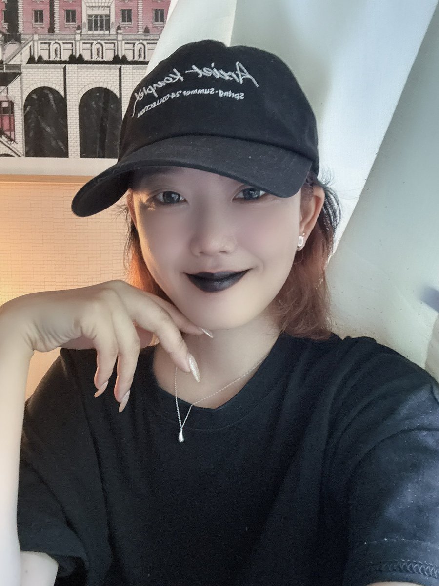 몰랐는데 우리 집 집에 이미 블랙 립스틱 있더라고??? 그때 왜 샀지?