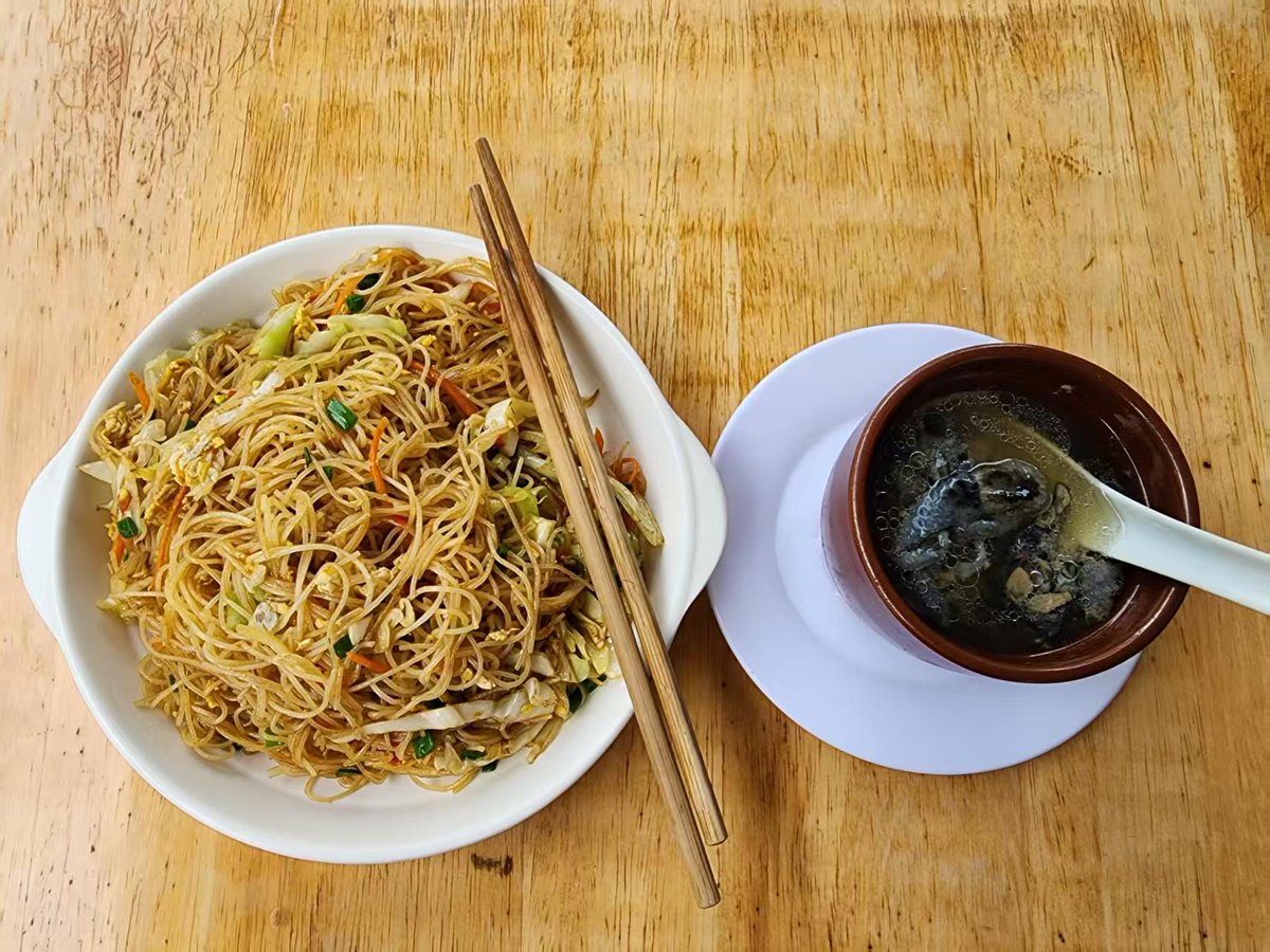 junkwak0512's tweet image. Stir-fried rice noodle (Chǎomǐfěn, 炒米粉) with Black chicken soup (Wūjītāng, 乌鸡汤) at Shāxiàn Xiǎochī (沙县小吃) in Jīshāncūn (鸡山村), Zhuhai. This shop is a Fújiàn (福建) cuisine, and all meals here are really easy on the wallet. This set costs 17RMB (approx. 2.3USD).
