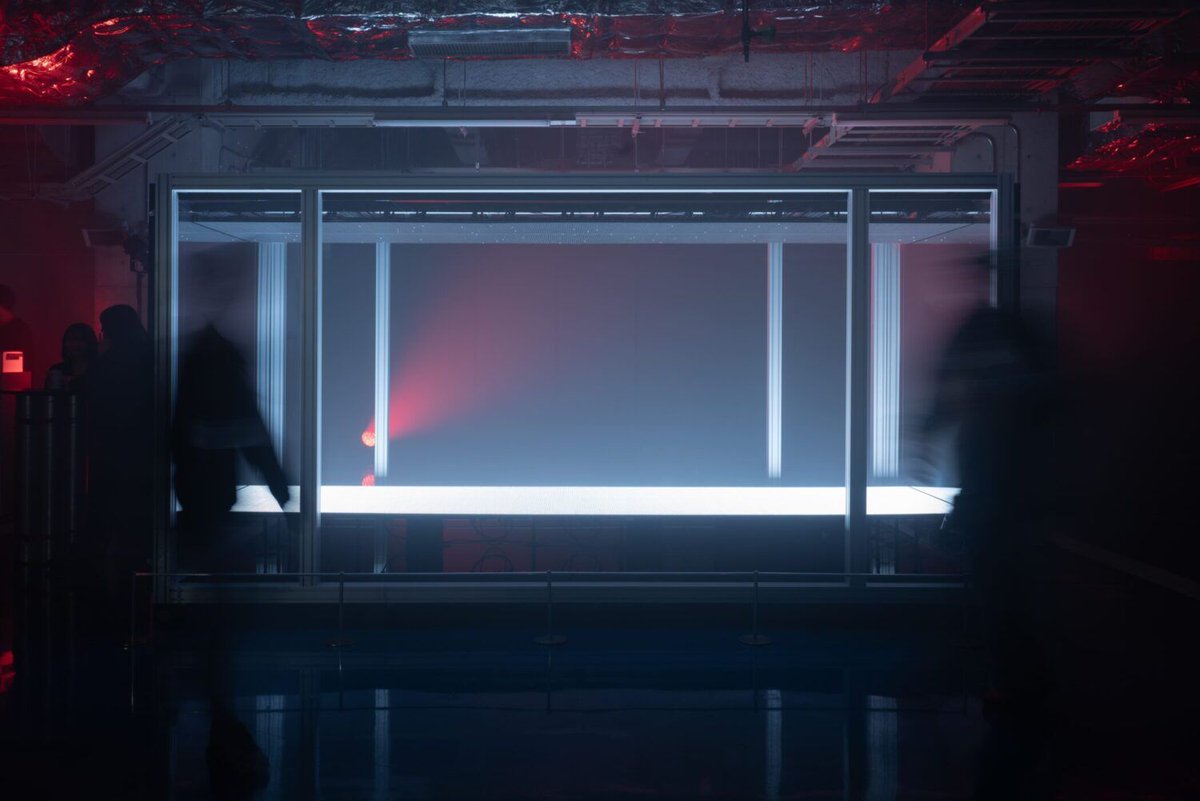 eizo100jp's tweet image. yohの「Point of View」は、上下のLEDパネルを使い、ピクセルの点灯と消灯で光の移動を表現。ミクロとマクロの接続をテーマにする。 eizo100.jp/video/95720