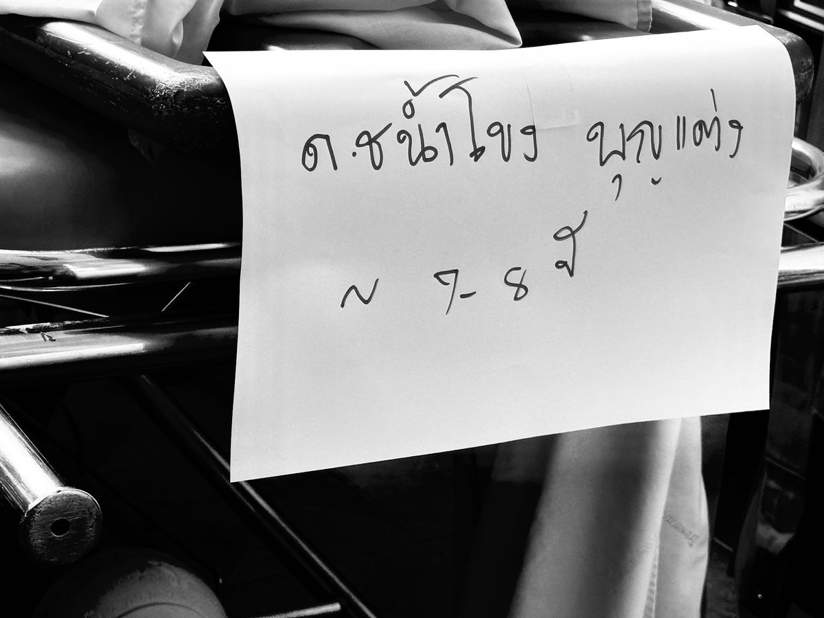 aum_harry's tweet image. ภาพคุณยายอุ้มหลาน แล้วร้องขอความช่วยเหลือ น้องคนนั้นคือ ด.ช น้ำโขง บุญแต่ง น้องอายุแค่ 8 ปี น้องเสียชีวิตในอ้อมกอดยาย ก่อนที่จะถึง ร.พ จริงๆเมื่อวานคือวันที่น้องจะได้ไปแข่งกีฬาสี น้องตื่นเต้นมาก แต่วันนี้น้องต้องจากไปเพราะสงคราม
#cambodiaopnedfire
#กัมพูชายิงก่อน
#ไทยกัมพูชา