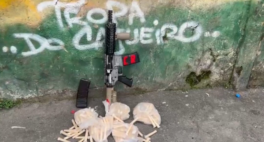 NotciasRio1's tweet image. Policiais do #9BPM atuam na comunidade do Cajueiro. O objetivo da operação é combater os criminosos que atuam no roubo de veículos na região.Durante buscas pela comunidade, policiais do #9BPM localizaram um fuzil e entorpecentes a serem contabilizados.
