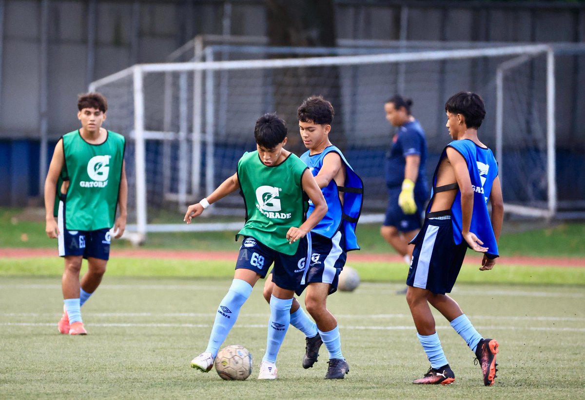 #Fútbol | El Estadio Nacional Las Delicias es sede del encuentro entre Alianza y Cacahuatique, correspondiente a la fecha 2 del Torneo Apertura Copa Chocovitos 2025 de la categoría sub-17.

#ConstruyendoElCamino