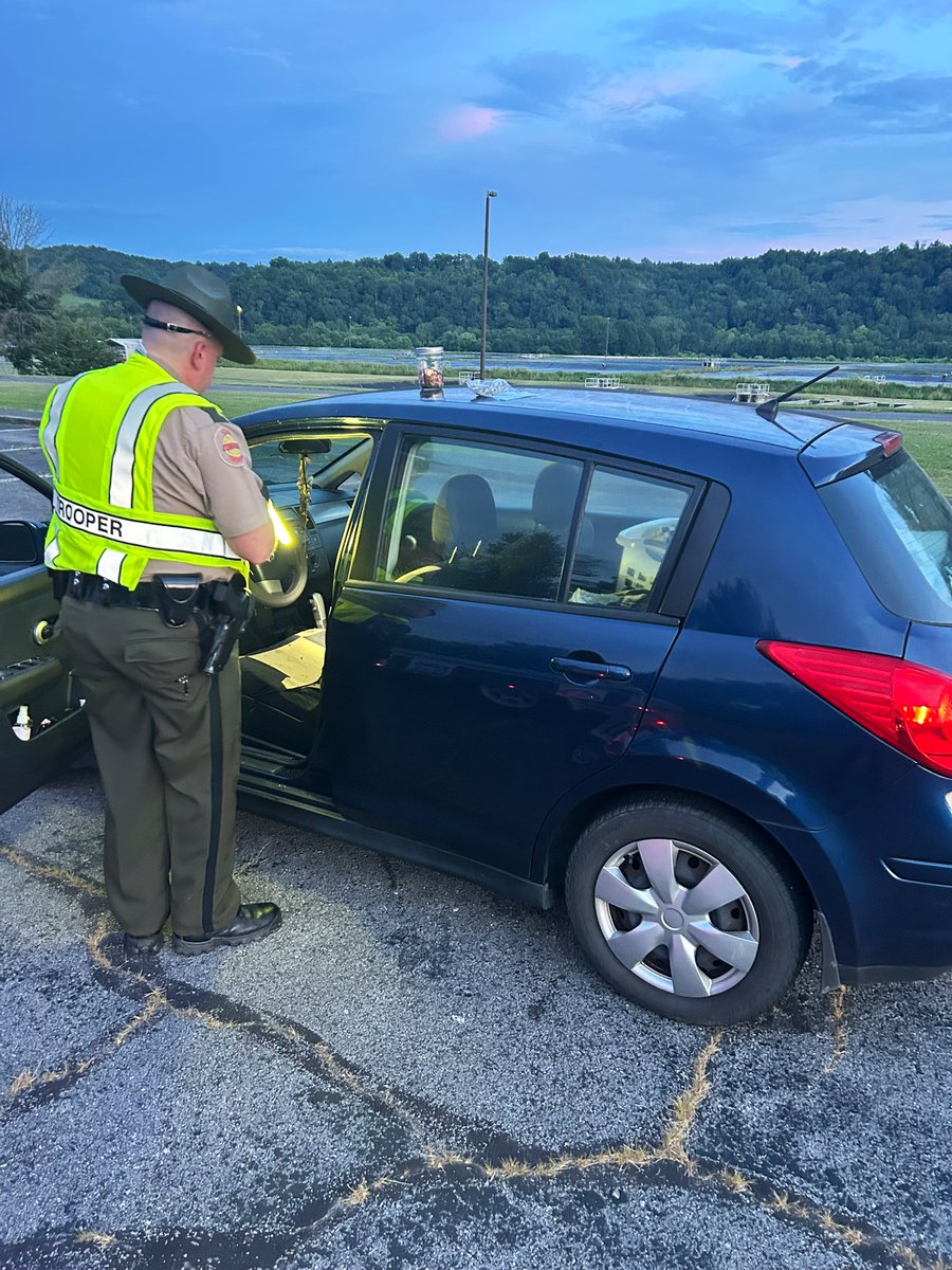 THPLawrencebur's tweet image. 🚨 Troopers in Bedford County recently conducted a sobriety checkpoint to help keep our roads safe.
Every impaired driver removed is a potential life saved.
Drive sober. Plan ahead. Make it home safe. #DriveSober #THP #StaySafeTN