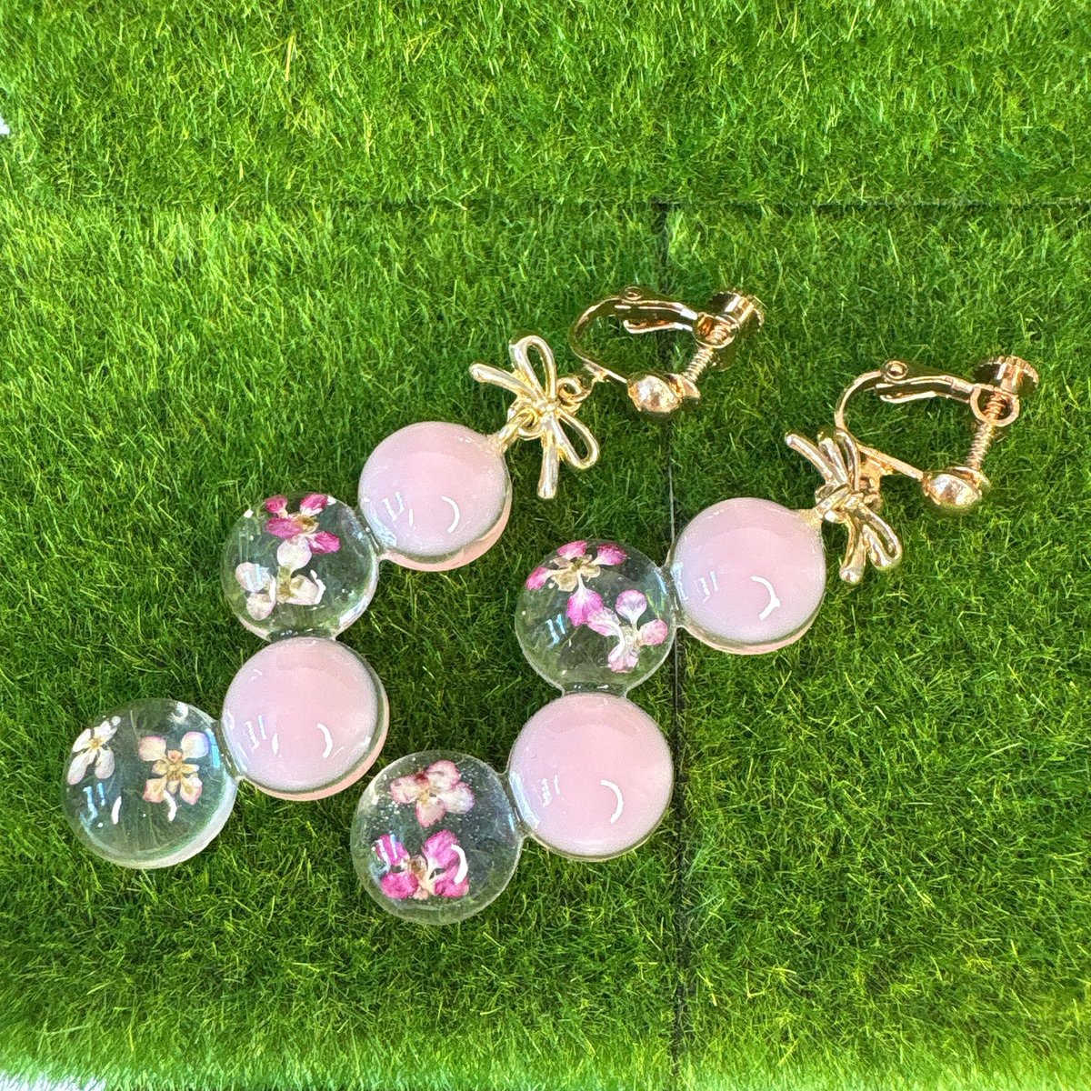こんにちは☀️
今日も森はぽかぽか、moffはのんびりお昼寝しそうだよ🐻💭
だけど…新しいアクセサリーのお迎え準備も、こっそり進めてるの🧺🌸

午後も、やさしい時間になりますように☕🍃
おさんぽがてら、moffselectの森にも遊びにきてね𖧷

moffselect.official.ec