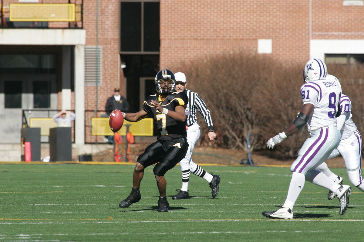 SSN_AppState's tweet image. 32 Days Til @AppState_FB
In 2004, Richie Williams @CoachRichie7 and in 2017, Taylor Lamb @CoachT_Lamb both were responsible for 32 touchdowns in their respective season. They are tied for 7th on the App State Football record book.