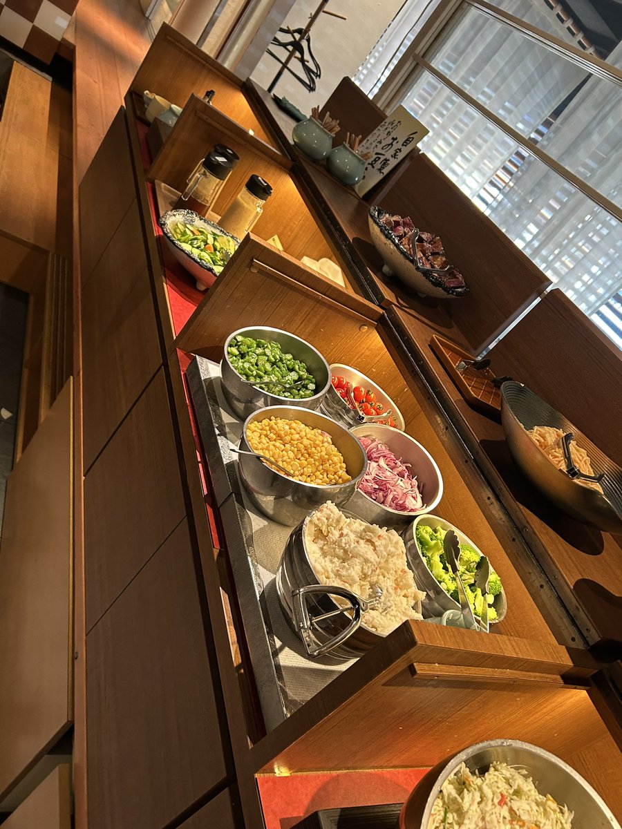 CafeLearner's tweet image. For lunch today, I went to &quot;Ineya&quot;, a place I&apos;ve been interested in for a while!
For 1,100 yen, you get all-you-can-eat side dishes and drinks.
It&apos;s only available on weekday-only menu, but I&apos;d love to go again, and if you come to Fukuoka, I&apos;ll take you there too☺️✨