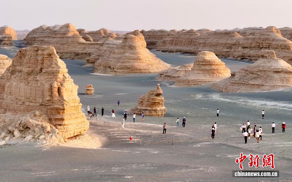 PDChinaLife's tweet image. Dunhuang Yardang National Geopark is beyond spectacular under the afterglow of the setting sun in northwest China&apos;s Gansu Province. Yardang landform is a typical artwork of wind erosion, featuring castle-like formations with many ridges and grooves, which are commonly found in…