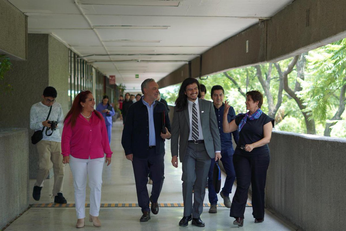 aramirezcuellar's tweet image. Un gusto poder saludar a la Dra. Yadira Zavala Osorio, rectora de la @UAMAzcOficial , muchas gracias por abrir espacios de diálogo con las y los estudiantes, que fortalecen el pensamiento crítico de nuestros jóvenes.