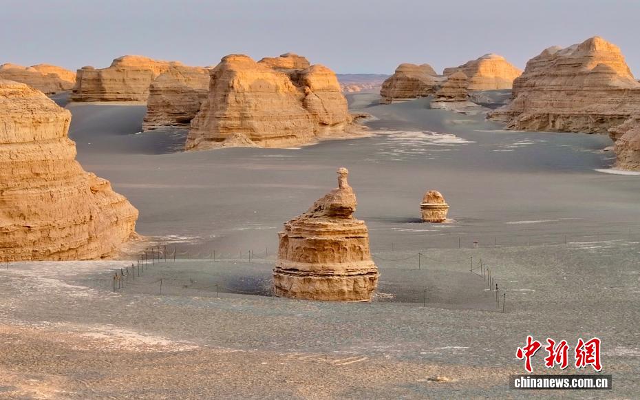 PDChinaLife's tweet image. Dunhuang Yardang National Geopark is beyond spectacular under the afterglow of the setting sun in northwest China&apos;s Gansu Province. Yardang landform is a typical artwork of wind erosion, featuring castle-like formations with many ridges and grooves, which are commonly found in…