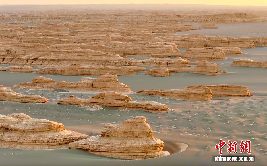 PDChinaLife's tweet image. Dunhuang Yardang National Geopark is beyond spectacular under the afterglow of the setting sun in northwest China&apos;s Gansu Province. Yardang landform is a typical artwork of wind erosion, featuring castle-like formations with many ridges and grooves, which are commonly found in…