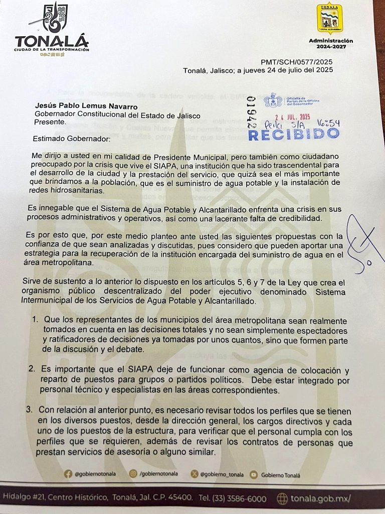 NadiaMadrigal's tweet image. Entrega el Alcalde de #Tonala @SergioChavez_D las propuestas para el mejor funcionamiento del #Siapa al Gobernador @Lemus entre ellas que deje el organismo de ser agencia de colocaciones de los compromisos políticos o sea los cuates y cuotas entre otros.