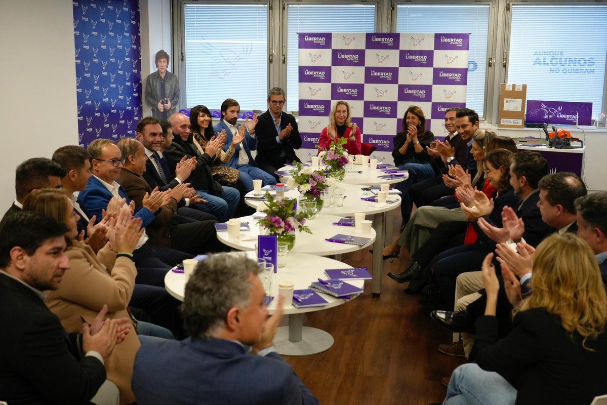 LLibertadAvanza's tweet image. En el día de hoy se mantuvo una mesa de trabajo encabezada por la Presidente de La Libertad Avanza Karina Milei junto al vice Martín Menem, en conjunto con los referentes de cada provincia.
ESTAMOS TRABAJANDO PARA PINTAR EL PAÍS DE VIOLETA. ¡VLLC!